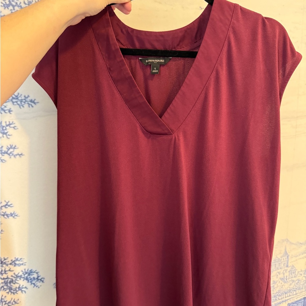Banana Republic Sleeveless V-Neck Top in Wine
